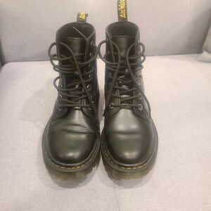 Dr martens combat boots sz 7
